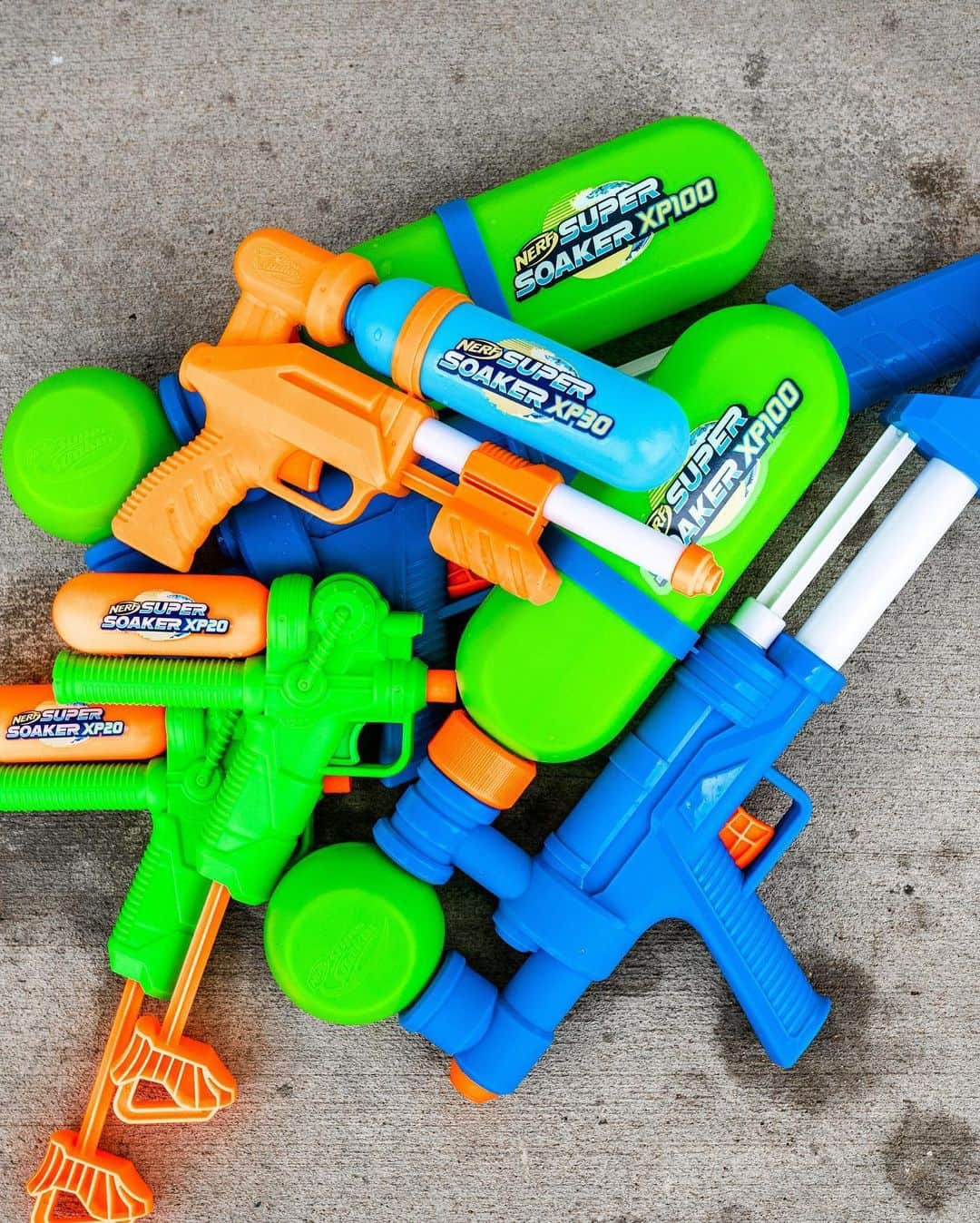 Dude Perfectさんのインスタグラム写真 - (Dude PerfectInstagram)「@nerf is giving us a blast from the past with the Super Soaker XP Series! Featuring retro colorways, classic style and the air-pressure system that started it all 🔫☀️ #NERForNothin #ad」5月29日 3時56分 - dudeperfect