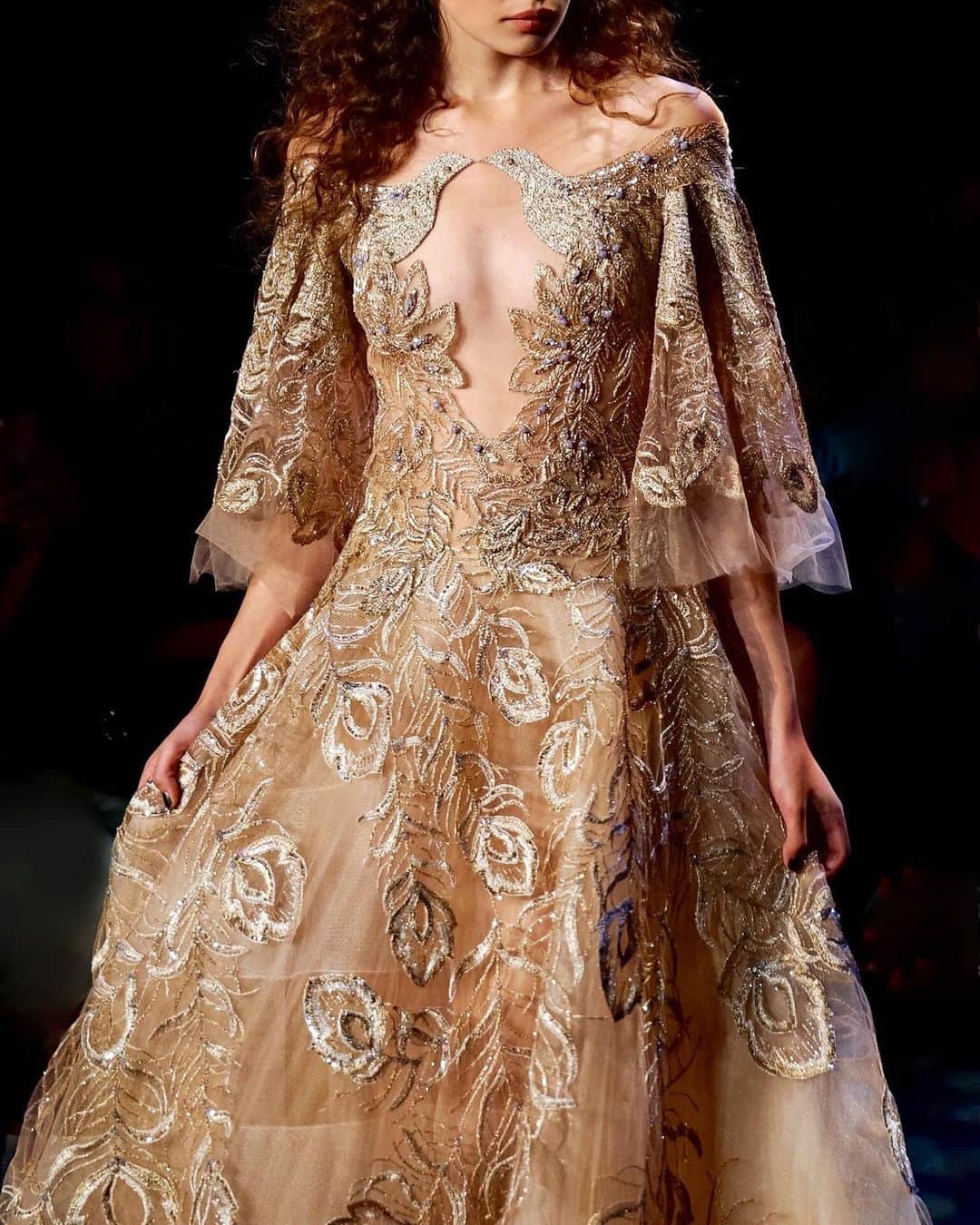 のインスタグラム：「From the archives: Look 28 on the Spring 2017 Marchesa runway. #marchesa #ss17marchesa」