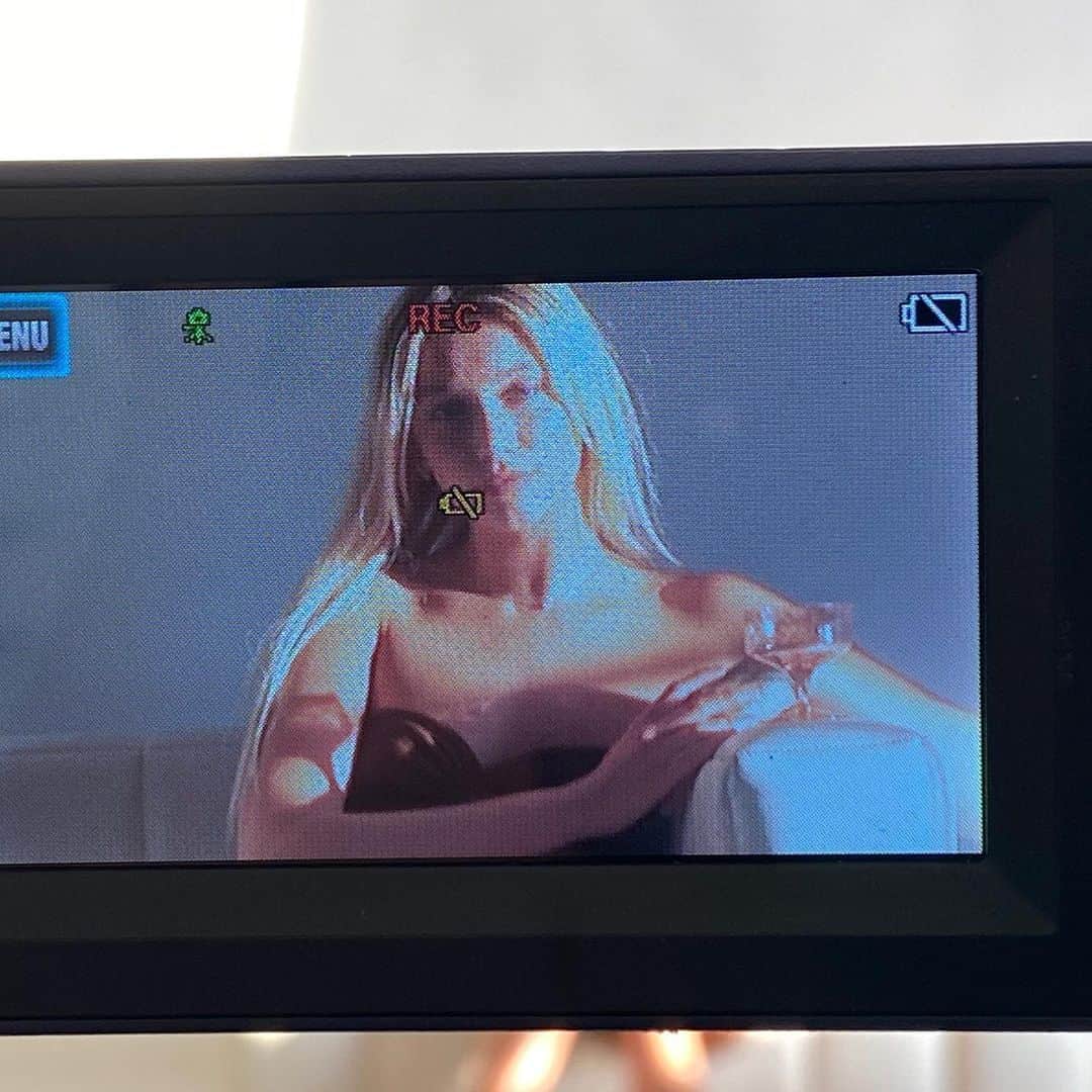 ケイリン・ルッソのインスタグラム：「Documented me breaking down the stories behind my songs w @http.naserin」