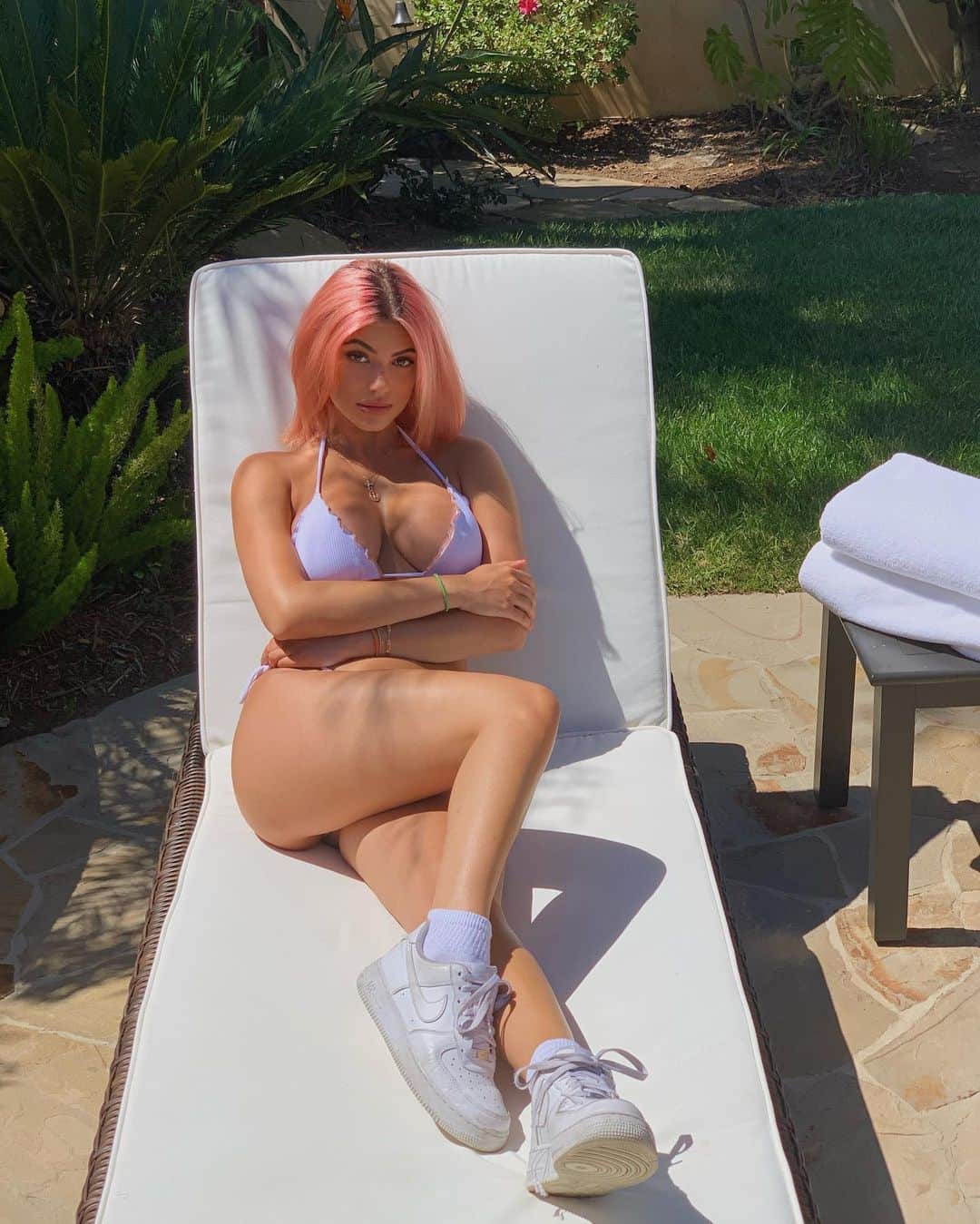 ケルシーのインスタグラム：「hey guys it’s national burger day just a reminder to celebrate  @revolve」