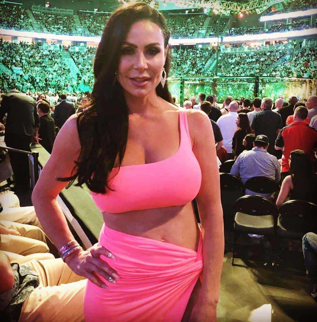 Kendra Lustさんのインスタグラム写真 - (Kendra LustInstagram)「#tbt when fans could go to #ufc fights #vegas #pink #dress」5月29日 4時15分 - kendralust