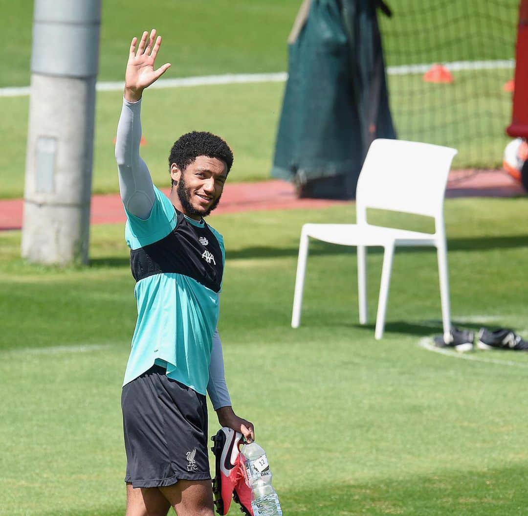 ジョー・ゴメスのインスタグラム：「👋🏽🤙🏽😁」