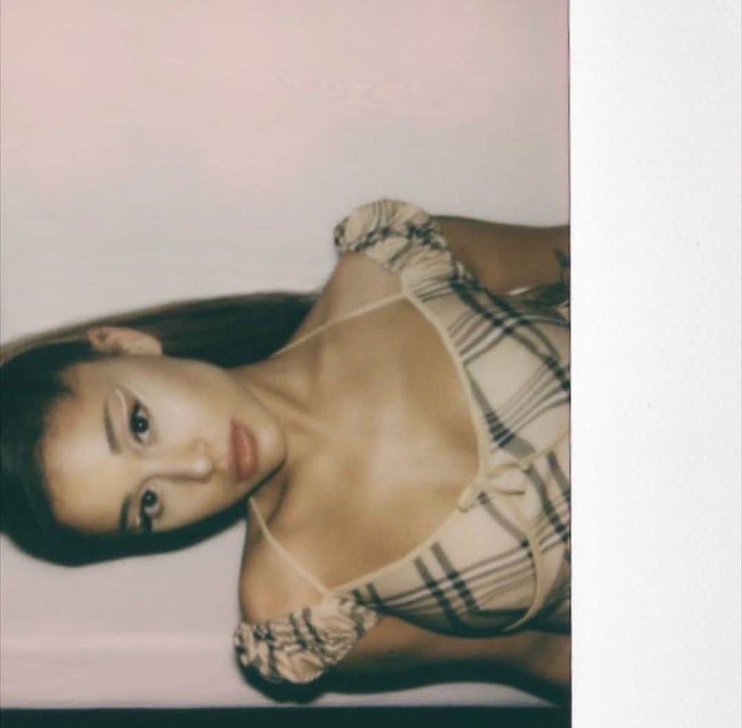 Alfredo Floresのインスタグラム：「polaroid action 📸 @arianagrande」