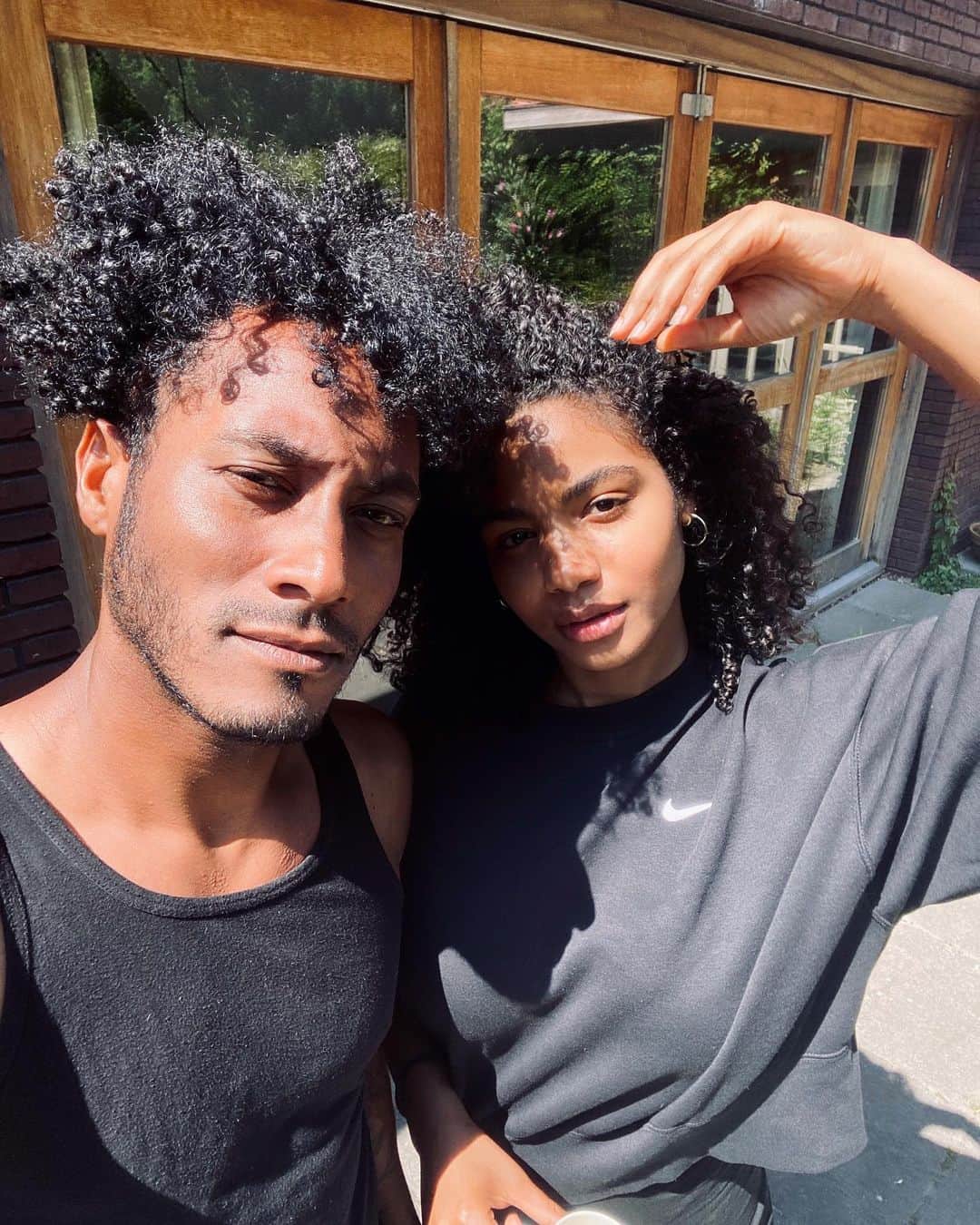サネリー・ジェームズのインスタグラム：「Let it flow and grow...Famiri🧬 ♥️ #proud」