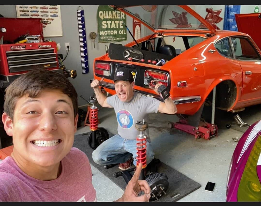 スティーブのインスタグラム：「We learn from our mistakes and for me this Datsun 240Z suspension project has been filled with them!! Thankfully I had the Kid @the_kid012  to help me along the way and we finally got the suspension rebuilt and back in the car! Whooo! What a sense of accomplishment and much more to come. Follow the project on my YouTube channel.  special thanks to @datsungarage  and @germanautospecialist.inc  and @bigbrandtire  for all the help along the way so far. 今までやってきたDIYプロジェクトの中でかなり大変だったフェアレディZのリアサスリビルト！難しかったけど失敗をしながら結構良い勉強にもなった！そして親子でできて嬉しいなぁ。。新作動画をチェックしてね　　10% off parts on Datsun-garage.com with promo code StevesPOV10」