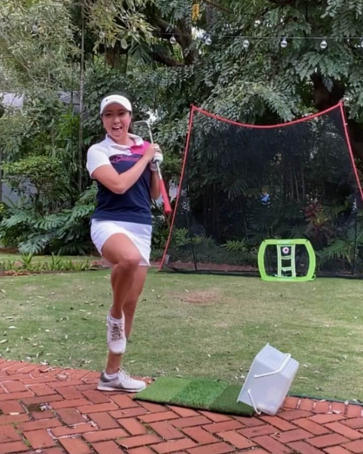 ケーシー・コモトのインスタグラム：「Just something to make practice during quarantine a little more fun! Four-in-a-row ft. drills that I often do (right hand, left hand, one leg) and my middle school jam 🎶😂 ~~~~~~~~~~~~~~~~~~~~~~~~~~~~~~~~~~~~~~~~~~~ Thank you @rukket_sports for the gear that got me through quarantine! 💚 • • • #ゴルフ #女子プロ #プロゴルファー  #チャンピオンゴルフ #ハワイ #golf #championgolf #paramountbed #長寿の里 #alohastandard #masdagolf」