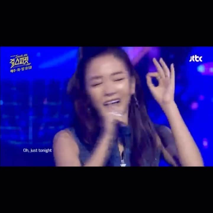 キム・ボヒョンのインスタグラム：「뭐죠 저 이상한 손동작은 👌  지금은 고쳐짐 🤔 . . . . . . 팬분이 선물해 주신 고무찰흙인형 보다가 옛 생각나서 무대들 찾아보는데  공연이 너무 하고 싶어..어떡하지.. 😳😭」