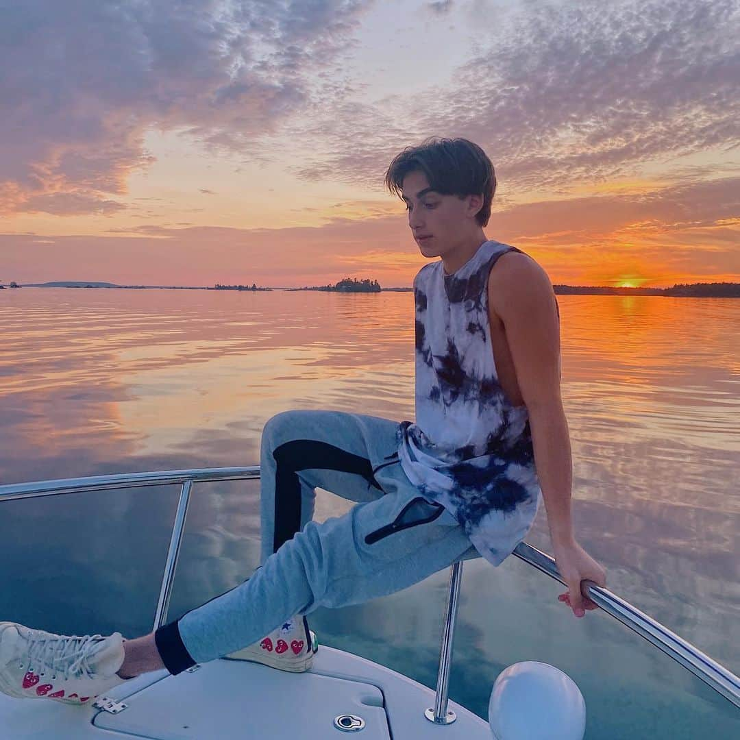 ジョニー・オーランドさんのインスタグラム写真 - (ジョニー・オーランドInstagram)「dropped my phone in the lake 5 minutes after these were taken:)」5月29日 4時55分 - johnnyorlando