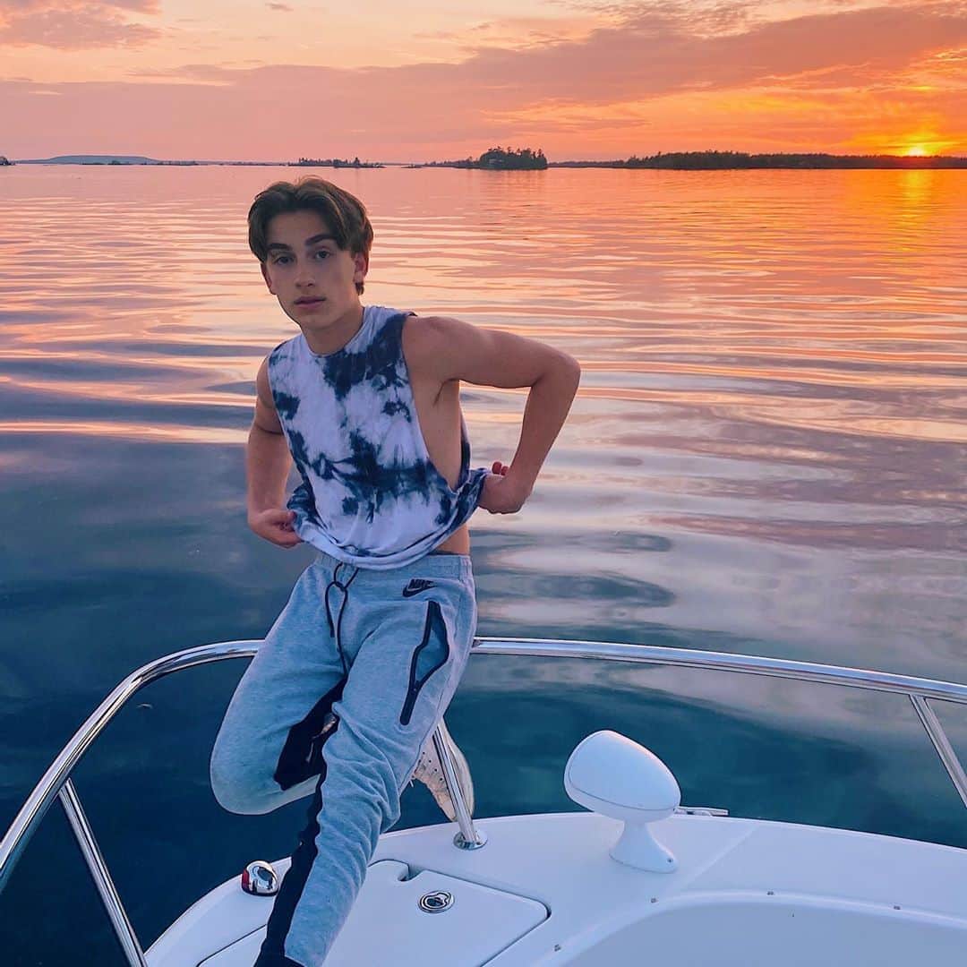 ジョニー・オーランドのインスタグラム：「dropped my phone in the lake 5 minutes after these were taken:)」