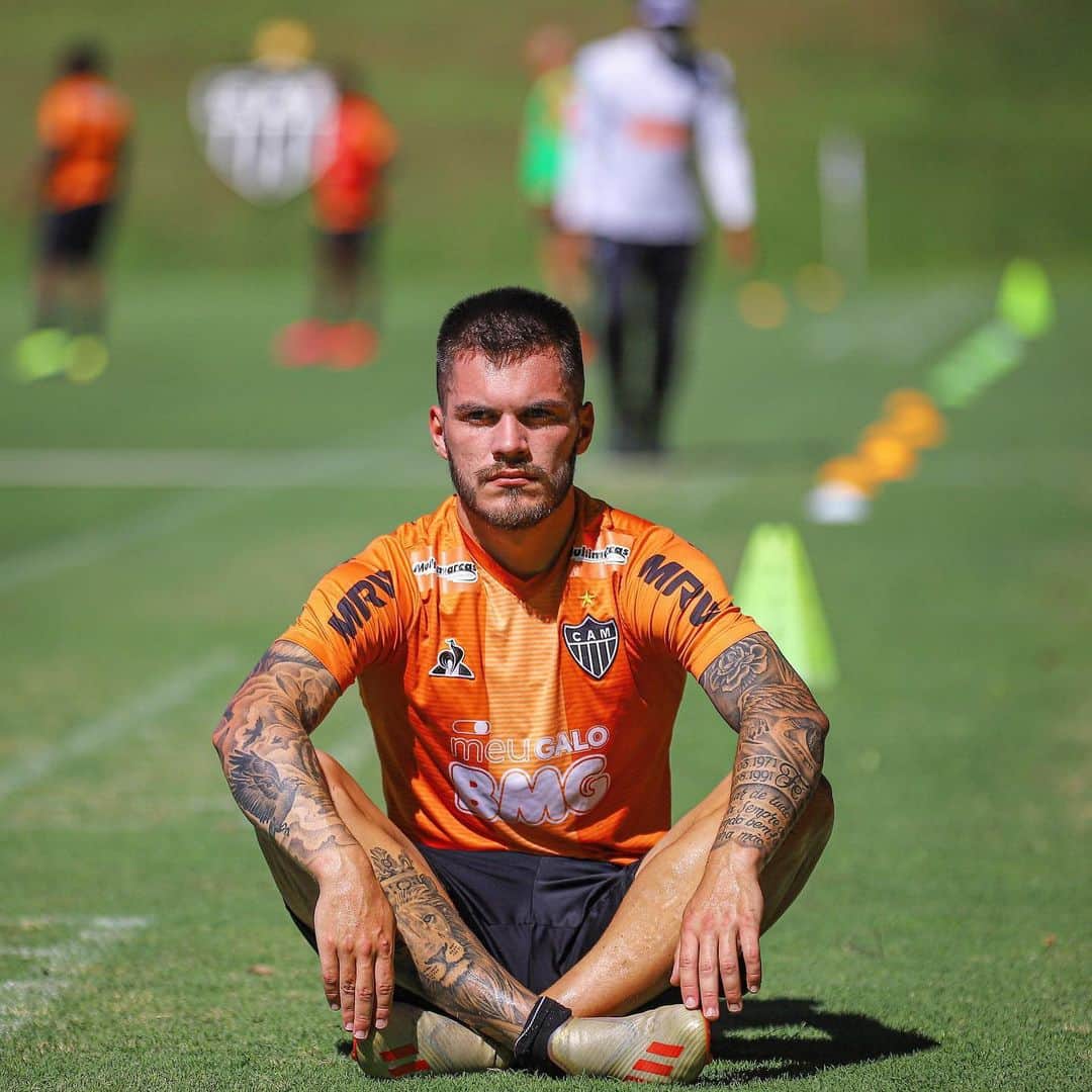 ナタンのインスタグラム：「A vida é sacrifício, fechar os olhos e se entregar !! 💪🏻🐔 📸💥 @pedrosouza09」