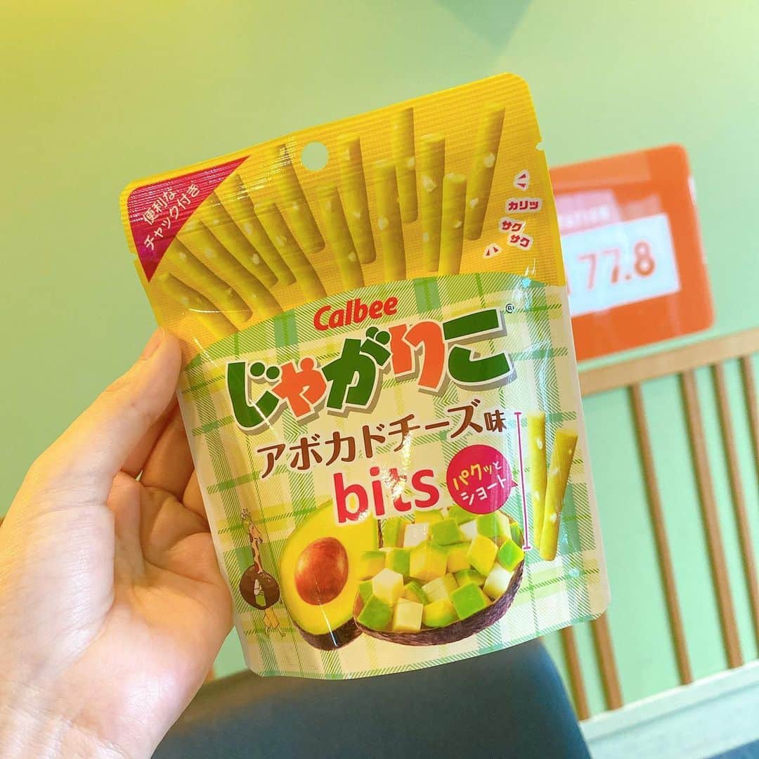 髙木萌香さんのインスタグラム写真 - (髙木萌香Instagram)「☺︎❁﻿ ﻿ 5/25-5/28 Munch Time 紹介したお菓子﻿ ﻿ ① サーティワンチョコレート ポッピングシャワー 🌈﻿ ② カニチップ (ハル屋) 🦀﻿ ③ じゃがりこ アボカドチーズ味 bits 🥑🧀﻿ ④ cream collon 大人のチョコミント ﻿ ﻿ ぜひみなさんもチェックしてみてください❤️﻿ ZIP-FM sweetvox ﻿ mon-thur 14:00-17:00﻿ 高木マーガレット﻿ ﻿ #zipfm #新商品 #新商品お菓子  #サーティーワン #カニチップ #じゃがりこ #コロン #コンビニ #すいぼ #高木マーガレット #munch」5月29日 5時21分 - margaretm0e