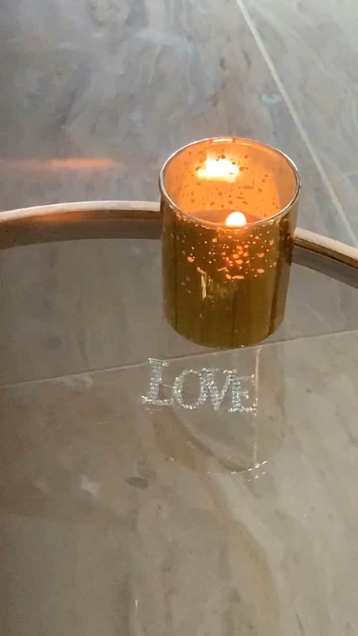 ジェニファー・ハドソンのインスタグラム：「Don’t ever allow other people’s ugly to mess up your beautiful ! This is my prayer and my hearts love song for all that’s going on right now !  Just a bit of love is needed here , between us  A bit of love is needed all around us  Just a bit of love is needed here within us and everything will be alright !」