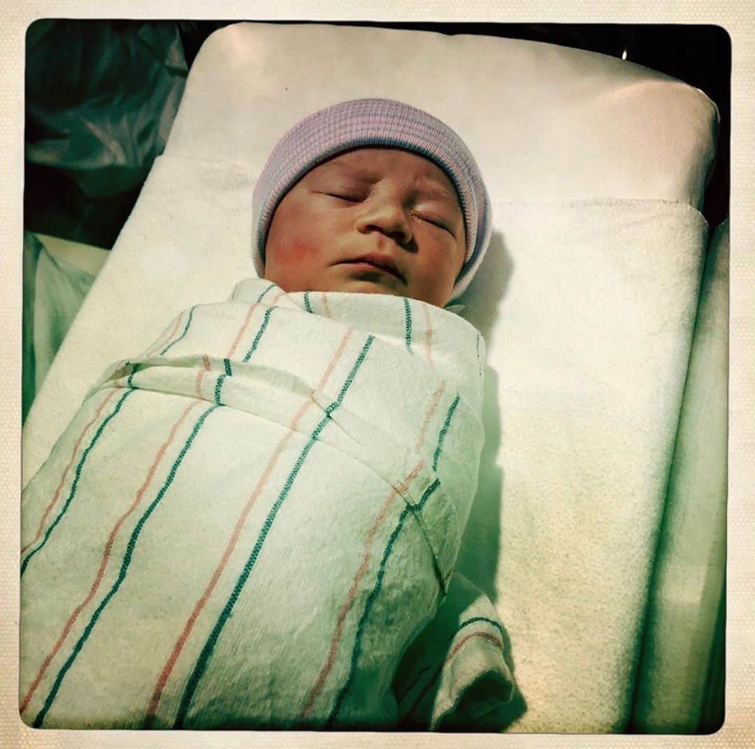 マシュー・カマのインスタグラム：「Welcome our niece to the world !!! Fallon Lena Mazzarisi 5/27/20. Congratulations x a billion @krismazzarisi @emilymazzarisi ... she couldn’t have landed better souls to call Mom & Dad .. get ready for the trip of your life ❤️」