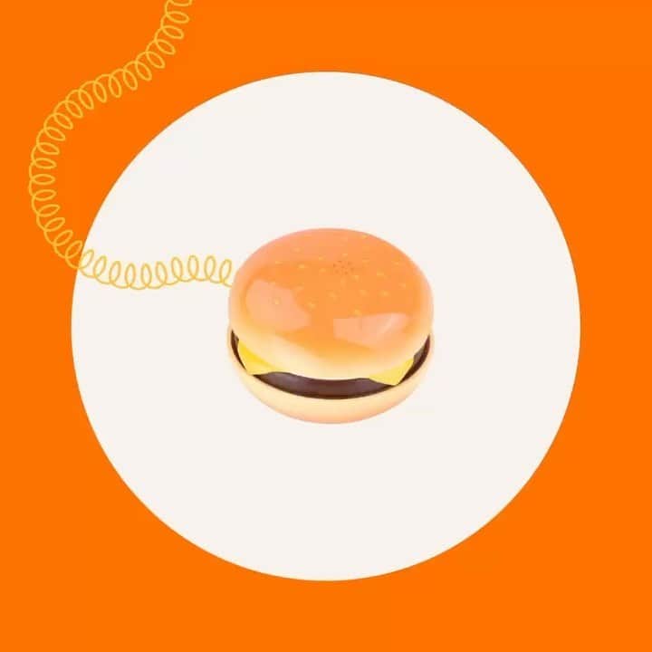 のインスタグラム：「Doing good tastes so damn good! In honor of National Burger Day, I’m so excited to team up with @offthemenu + @ubereats to be a part of @theburgershowdown and support @frontlinefoodsla to help local restaurants and feed our heroes on the frontline! Check out the burger of my dreams 💭 I created with @theregionburgers, order it through @ubereats on 5/28 until 5/31, vote it as “Burger of the Year” and most importantly, donate to @frontlinefoods on theburgershowdown.com 🍔. Woo smashburger!! 🍔」