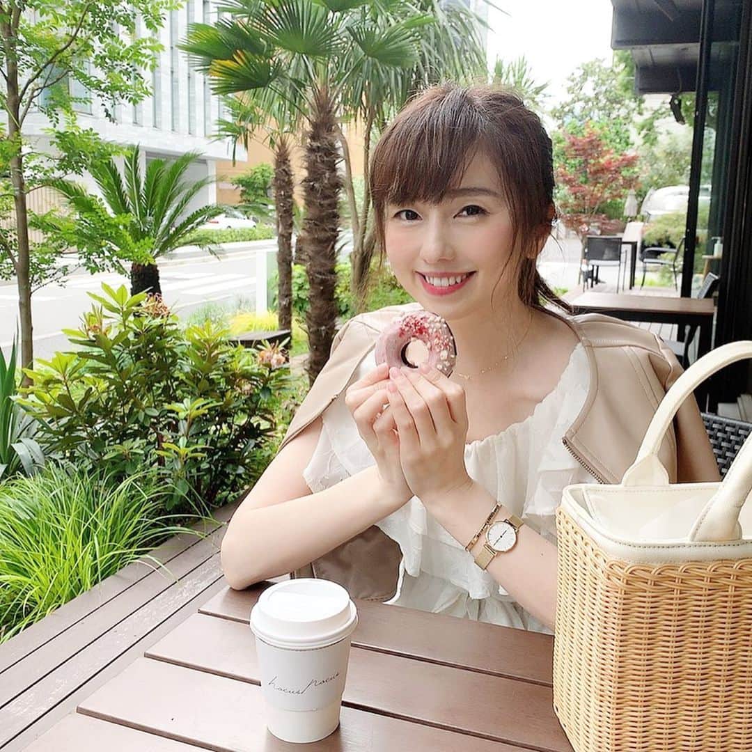 のインスタグラム：「🍩❤️﻿ ﻿ ケーキみたいなドーナツ🍩❤️﻿ おいしい❤️ ﻿ ﻿ 時計は先日5月20日発売のDW @danielwellington 新作だよ💚💚💚﻿ 新作は肌馴染みのいい上品なゴールドでどんなコーデにも映えます💚﻿ ﻿ ﻿ ﻿ 15％OFFクーポンコード→megume﻿ よかったら使ってくださいね💚（2020/6/30まで有効、DW公式サイトにて使用可能） ﻿ ﻿ ﻿ ﻿ #ダニエルウェリントン ﻿ #DW新作 #時計 #夏コーデ﻿ @hocuspocus_donuts  #ドーナツ #ホーカスポーカス  #永田町 #永田町カフェ #赤坂見附 #赤坂見附カフェ」