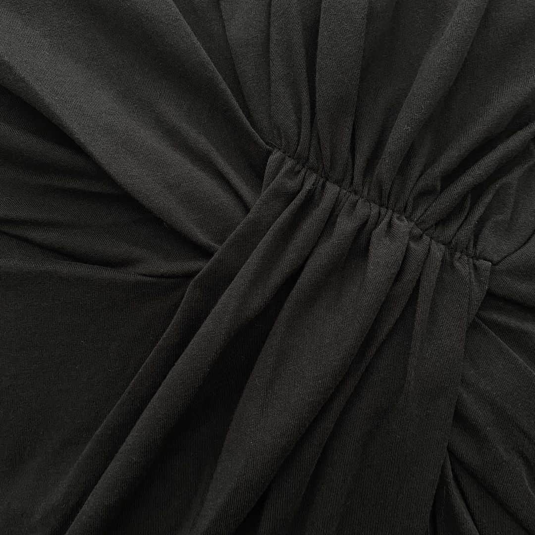 サワ タカイさんのインスタグラム写真 - (サワ タカイInstagram)「Knot Dress in Black Lt. Weight Jersey ↙︎↙︎ ⇔ ↗︎↗︎ #sawatakai #ss20 #springsummer2020 #summer #tshirt #dress #jersey #knot」5月29日 5時54分 - sawatakai_official