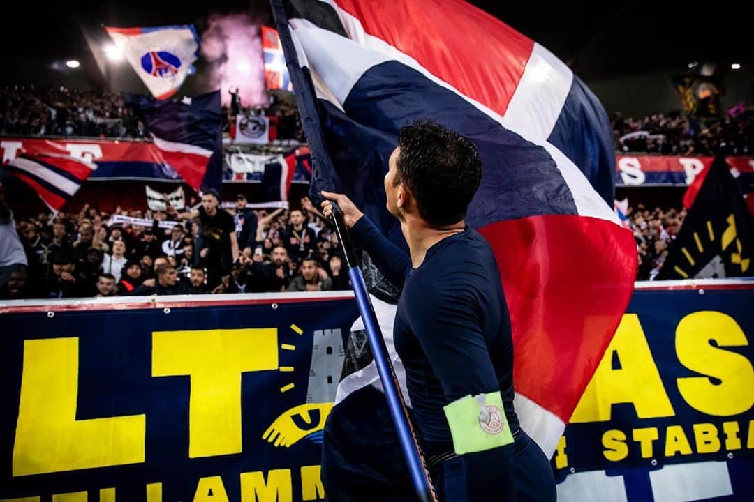 チアゴ・シルヴァのインスタグラム：「🇫🇷 « Ce que je sais de la morale, c’est au football que je le dois » (Albert Camus) 🇧🇷 “O que finalmente eu mais sei sobre a moral e as obrigações do homem, devo ao futebol” (Albert Camus) 🇺🇸 “All that I know most surely about morality and obligations I owe to football” (Albert Camus) • • • #tbt #throwback #ThrowBackThursday #ParisSaintGermain #ThiagoSilva #FamiliaSilva #CoronaOut #restecheztoi #jesuischezmoi #restezchezvous #fiqueemcasa #fiquememcasa #ficaemcasa #euficoemcasa #stayhome #stayathome #restezalamaison #yomequedoencasa #PSG #IciCestParis #Parisien #Ultras #UltrasParis  #ParisParisParis #ParcDesPrinces」