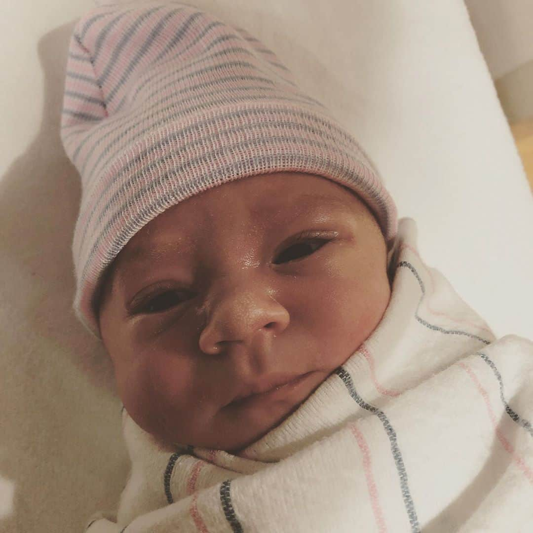 ヒラリー・ダフさんのインスタグラム写真 - (ヒラリー・ダフInstagram)「Look at this gorgeous addition to our family♥️ welcome baby Fallon!!! We love you so much and couldn’t wait for your arrival!!! Congrats @emilymazzarisi and @bigfatsnaredrum @matthewkoma and I are going to spoil her rotten!」5月29日 5時56分 - hilaryduff