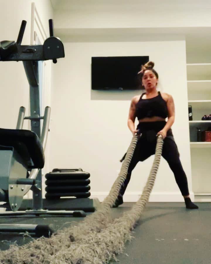 ニコール・ ポリッツィのインスタグラム：「Ropes are the best therapy 👊🏽 nothin like a JERZDAY workout 😘」