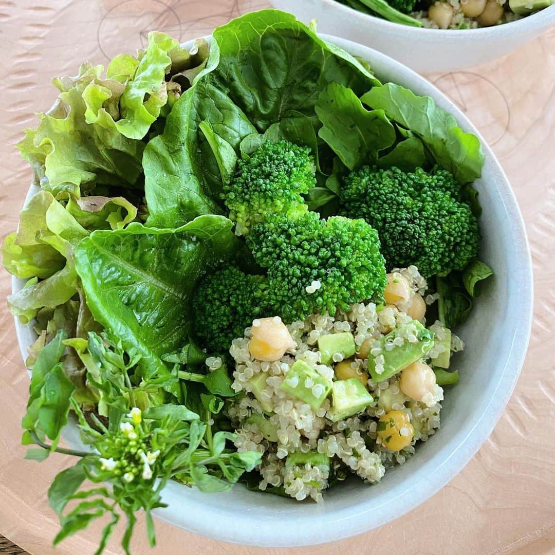 のインスタグラム：「My saladの完成形できました🥗﻿ ﻿ 撮影が再開しても今の所、Myルーティンのひとつとして継続している朝サラダご飯。﻿ 外出自粛で始めた朝サラダも今日で53日目。﻿ 最初はひよこ豆やレンズ豆の茹で方とかさえ忘れていたのが今や手早く、アレンジもできるように✨﻿ ﻿ そして野菜のチョイスとかも少しわかってきて最終的に行き着いたマイサラダ。﻿ ﻿ ちなみにこれは昼サラダ。 朝サラダはアブラナ科の野菜のみ。 ケール、ブロッコリー、キャベツ、ブロッコリー、、カリフラワ、カブ、ハクサイ、ルッコラ、ダイコン、クレソンなどがアブラナ科。 ﻿ 台所のドクターと呼ばれ栄養価が高いアブラナ科の野菜を中心に脂肪分（ナッツ、アボカド、ココナッツオイル、亜麻仁オイル、コールドプレスオリーブオイル、ヘンプシード など）は脳の栄養。﻿ これにキヌア（良質の脂肪、タンパク質が豊富）を入れるのが栄養価的にもお腹も満たされて良い感じ。﻿ ﻿ さらにデトックス効果を高めたい人は毎日１８時間の糖質断食を。 まったく食べないのではなくて食べる時間を制限。 そうすると細胞の中のサーチュイン遺伝子をアクティベートさせるためのスイッチがオンされて細胞に自食作用を起こさせられるそうです👀 脳細胞のデトックスにも。 ﻿ 自分の身体で人体実験をしていくとこれを食べるとすごく眠くなるとか体が重くなるとか﻿、 マインドがクリアになるとかなかなか面白かった。 仕事が始まるとなかなかこうもいかなくなるのでこの50日間近くの "心身ともに輝く食事療法" は自分の身体と向き合ういい経験になったかも。﻿ ﻿ ちなみにドレッシングは前にインスタでもアップしたパクチーオイルにレモンジュースとクミンシードを入れたものが今一番好きなドレッシングです。﻿ ﻿ 継続してやり続けると色々発見していくものですね✨✨ ﻿ #サラダ　#サラダランチ #サラダ生活﻿ #グラタン#家ごはん#ハンバーグ#おうちご飯#お家ご飯　#健康サラダ　#グルテンフリー　#マイサラダ　#パクチーオイル﻿」