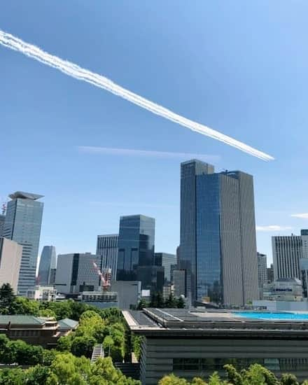 海江田万里さんのインスタグラム写真 - (海江田万里Instagram)「ブルーインパルスが新型コロナウイルス感染症対策で頑張っている医療従事者を激励のため都心部を飛行すると聞いて、議員会館の窓越しから、その姿を見守りました。青空に白いスモークを吐いて6機の編隊で飛ぶブルーインパルスに合わせて、私も医療や介護の現場で命の危険にさらされながら働いている関係者に心からの声援をおくりました。 ブルーインパルスについては特別の思い入れがあります。私がまだ国会議員になる以前、30年以上前に、ブルーインパルスの機体が、それまでのＴ2から、現在のＴ4に替わる時に、塗装のデザインを一般公募し、私は、その選考委員を務めました。多くのデザインの応募があり、選考も大変でした。機体の姿が、それまでのＴ2と比べてぽっちゃりしているＴ4をどんな塗装にすれば、ブルーインパルスの青い衝撃との名前にふさわしい姿になるか?あれこれ悩んだ末に推奨したデザインが、幸い他の委員も推すところとなり、今日のブルーインパルスのデザインとなりました。そんなことを想い出しながら青空を眺めていたら、あっという間にブルーインパルスは視界から消え、あとには白いスモークだけが残っていました。  #立憲民主党　#衆議院議員　#海江田万里　#ブルーインパルス」5月29日 17時33分 - kaiedabanri