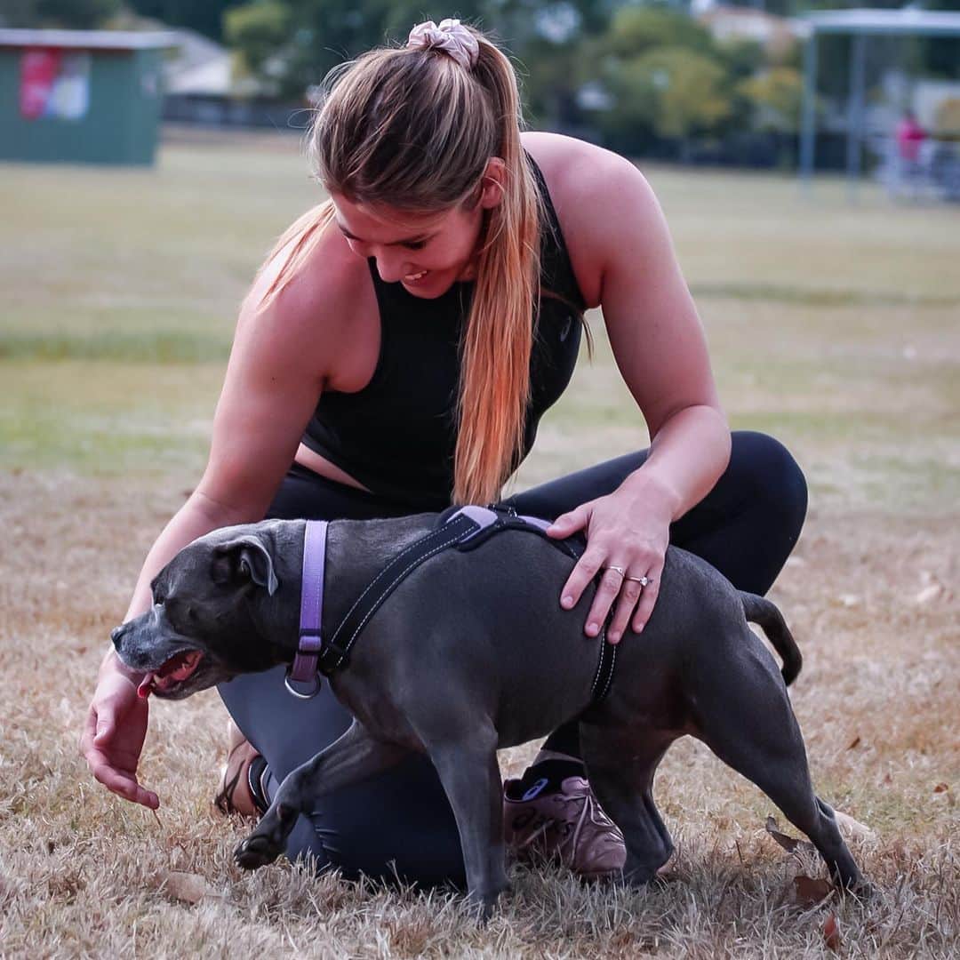 シャルロッテ・キャスリックのインスタグラム：「My training partner is better then yours 🖤📸 @erick.lucero」