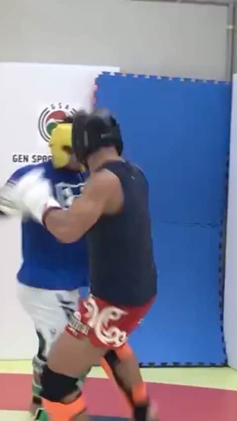 長谷川賢のインスタグラム：「rizinやKrushでた小西拓磨選手とスパーリングした時の、多分2年くらい前。  #onechampionship #mma #martialarts #kenhasegawa #training #japan #me #gym #workout #fitness #hardwork #likes #follow #grappling #格闘技 #トレーニング #筋肉 #試合 #総合格闘技 #ワークアウト #フィットネス #キックボクシング #ボクシング #rizin #k1 #Krush」