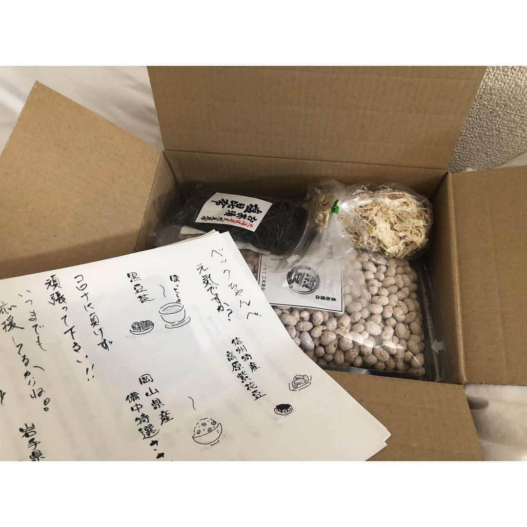 Baekのインスタグラム：「今日は朝起きたらとても嬉しいことがありました。 私が初めて和菓子に興味を持って、自分であんこをつくってみたいなー！と思って小豆を買いに行った築地にあるお豆屋さんがあるのですが、小豆のことを色々質問したらとてもやさしく教えてくださって、その後もいろんな日本の食材を教えていただいたり味噌教室にもお邪魔したり、いままでもとてもお世話になっています。 最近外に出れない日々がつづいてなかなかお店の方々に会いにいけなかったのですが今日朝宅配がとどいてなんだろー！とあけてみたらこんな素敵なお手紙とお店のおいしい食材がたくさん入ってました。その食材でつくれるレシピまでひとつひとついれてくださってました。 そして手紙の最後には築地の父よりとかいていました。 とてもうれしくて涙が出ました。 今はみんなあんまりあえなかったり、ひとりのじかんがとても長いけど、こうやって大事な方がいて連絡がとれることはとてもうれしいことだと思いました。 全部大切ににいただいて毎日をいい日にすごして、次回お会いするときもっといい自分になってるように！  ありがとうございます！」
