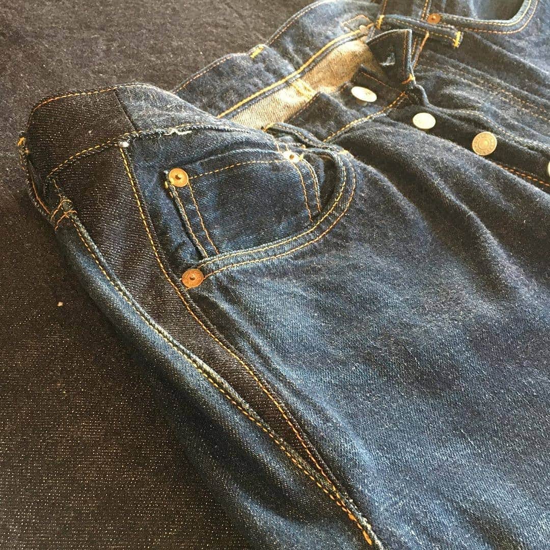 select shop「ASHOES」 SHOP STAFFのインスタグラム：「#Repost @ashoes_sewing_factory Made by @Image.Downloader · · · · 7cmのウェストサイズアップ↑のリメイク。  両サイドにてリメイクしました。  シルエットは気に入っているという事だったので、ワタリ位置からのサイズアップを狙いました。  お気軽に ご相談ください。 048-782-6627 −−−−−−−−−−− ジーンズをカッティングから丸縫いしています。シルエットの別注も可能です。 −−−−−−−−−−− #シルエット変更 #リメイク #デニムリペア #ジーンズ修理 #デニム修理 #サイズ変更 #幅出し #handmade #ハンドメイド #ashoes #亜洲'S #さいたま #大宮 #デニム #ジーンズ #裾上げ #チェーンステッチ #お直し #リペア #穴埋め #タタキ #singersewing #Unionspecial #sewing #sewingmachine #ミシン #シンガーミシン #ユニオンスペシャル #unionspecial43200g」