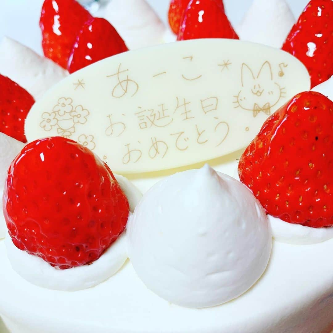 藤本麻子さんのインスタグラム写真 - (藤本麻子Instagram)「5/28🎂 誕生日インスタライブを見ていただき ありがとーございましたっ🙋🏼‍♀️！ プレゼント企画をバックアップしてくれた @v12golf_official さん、 感謝です🙇‍♀️🌟あざます🙇‍♀️🌟 ほんとにあざす🙇‍♀️⭐️ それと @satoshi_kodaira_official さとちゃんと @ryuritsuko りつ子さんも ライブの途中に繋げてくれて 盛り上げてくれて、ありがとーー🥳🎉‼️ それと ライブを見てくれとった人、 コメントをバシバシ送ってくれとった人、 みんなみんなありがとーございました🎂🎉 . コロナで外になかなか出歩けない こんな時だからこその、 最高の誕生日になりました😭❤️👍🏻 . 私からのプレゼント企画も 楽しんでいただけたでしょーか😋👍🏻？ . また次回もなんか考えときますので ぜひお楽しみィ〜😊👋🏻 . . 最後に... @v12golf_official さんからの プレゼント企画で当選された方、 私からのプレゼント企画で当選された方、 おめおめでとでとです😋👍🏻」5月29日 16時23分 - aako528