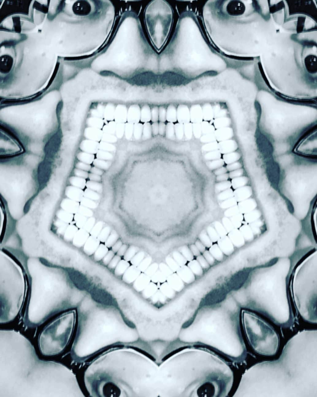 きたばさんのインスタグラム写真 - (きたばInstagram)「#psychedelicart  #tooth」5月29日 16時31分 - macaroni_gram_kitaba