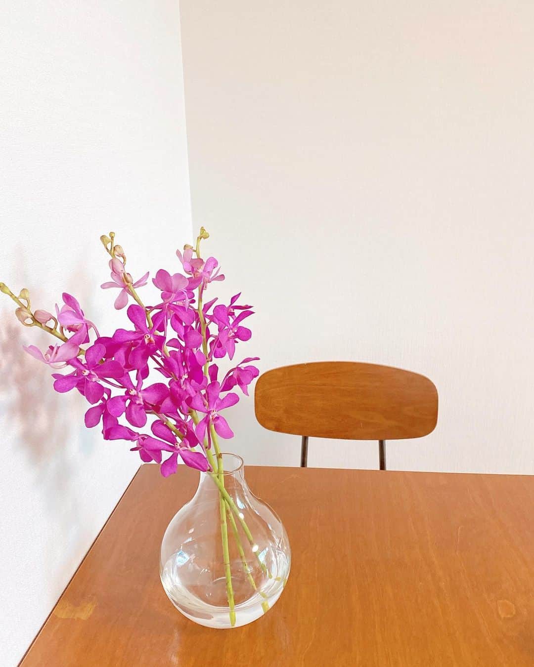 平有紀子のインスタグラム：「可愛い💗💜 . . #フラワーベース #花瓶 #切花」