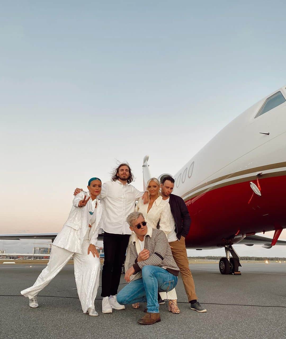 シェパードのインスタグラム：「What a wild day! Thank you @1029hottomato @goldcoastairport and everyone involved in this epic runway gig... we hope you enjoyed the show. Now, our ride home is awaiting 🤪」