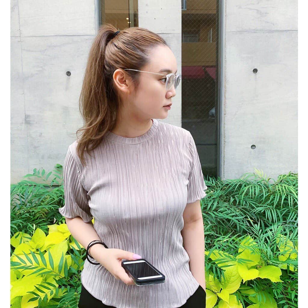 西本早希のインスタグラム：「・ 半袖〜 👕！ 最近 福岡天気良くて それだけで 幸せ〜 🌞！ ・ ・ 👕 @fifth_store  #fifth #fifthtl  #フィフス #カジュアル  #細プリーツグロッシーブラウス #プリーツ #平均身長コーデ #shwf」