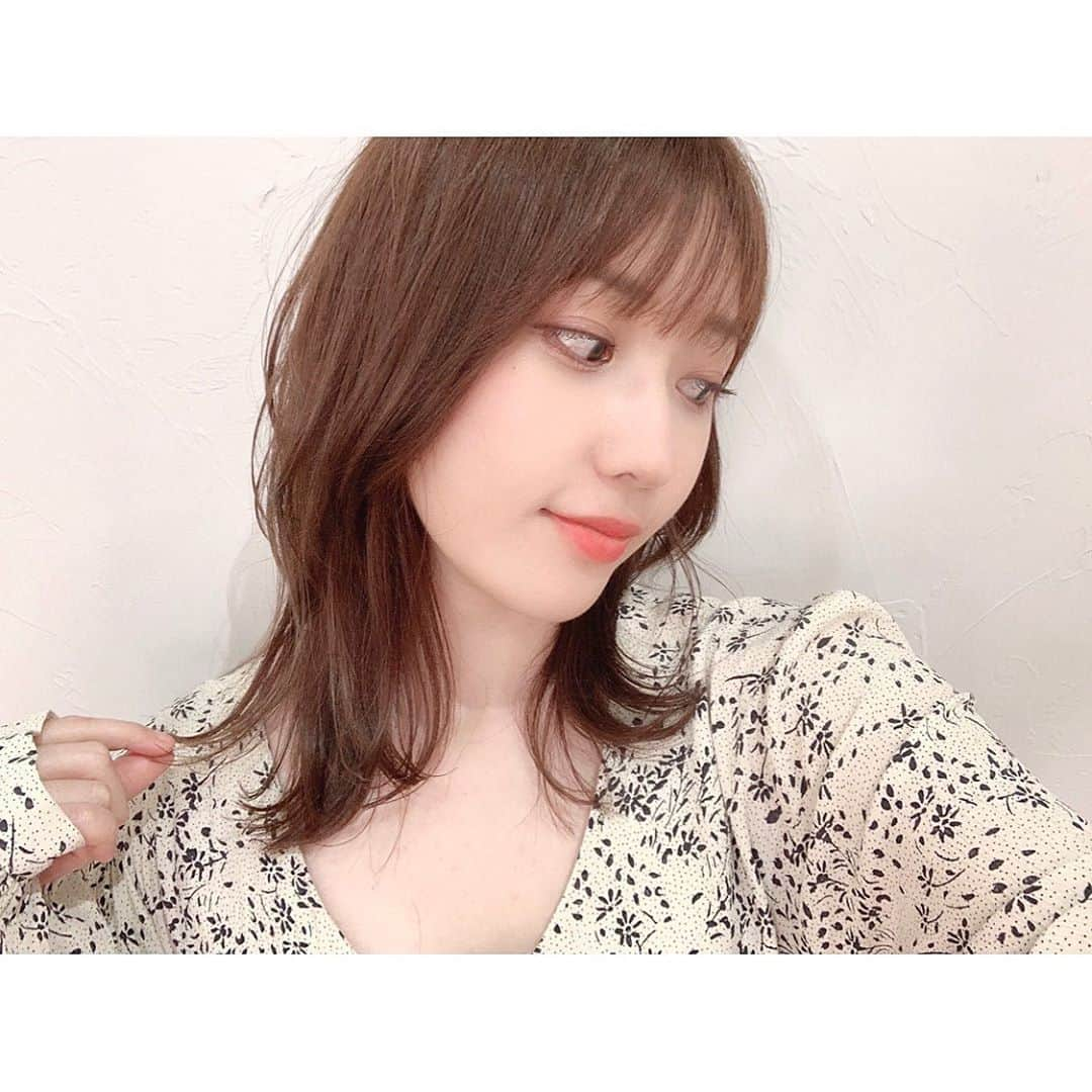 梶恵理子さんのインスタグラム写真 - (梶恵理子Instagram)「2.5ヶ月ぶりに美容室へ😭💕 撮影が始まったので カットカラートリートメントしてもらいました🙇🏻‍♀️ 施術中もマスクしてokでした😷 . 今回のカットは大胆に段を入れた ソフトウルフカット✂️ 私はトップにボリュームがないので 頭に丸みがでてしっかり括れるようにカットしてもらいました😉 . カラーは1番最後の方の写真がわかりやすいかも🌸 ミルクティーベージュです🍼🌿 . 今回もジュイルりょうやさんに(@jewil_ryoya ) やってもらいました☺️❣️ ありがとうございました😊💕🐈 . . . #ジュイル#くびれカット#ウルフカット#ソフトウルフ#セミディ#かじえり#ヘアカット」5月29日 16時36分 - kajierimakeup