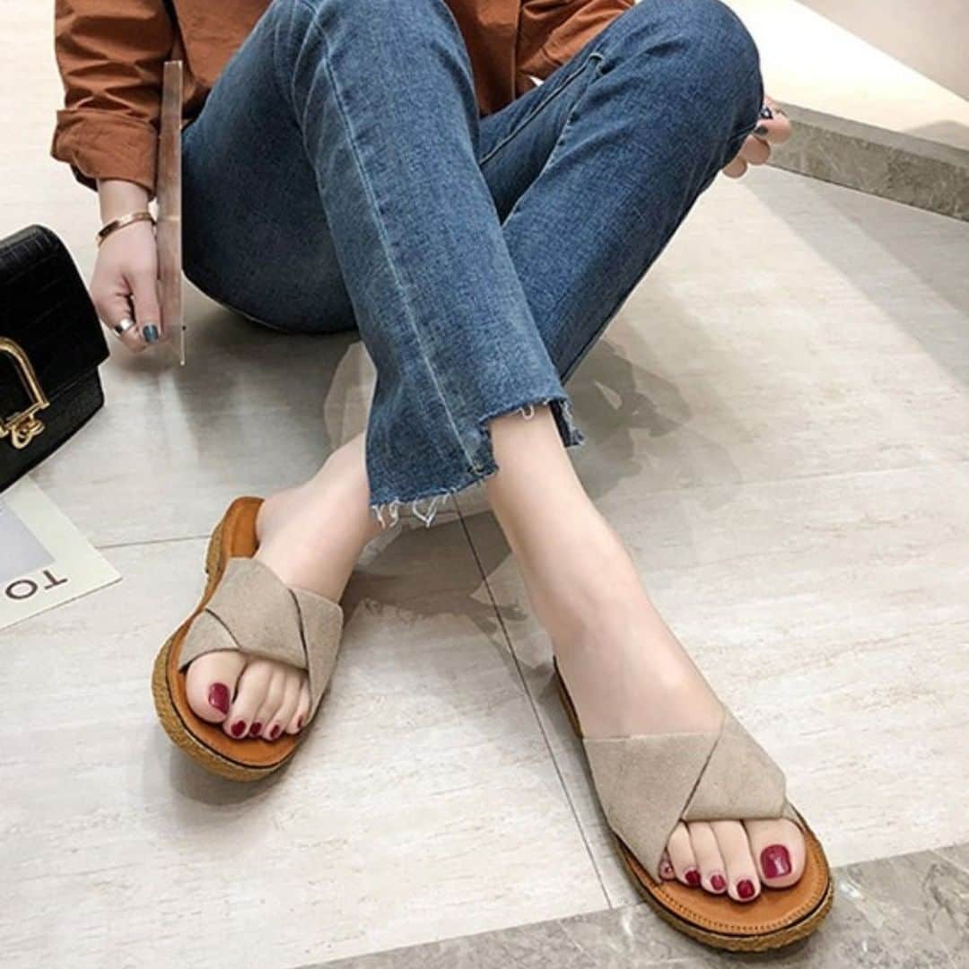 maison de LATIRのインスタグラム：「柔らかな甲部分が足に程よくフィットするフラットなサンダル。 コーデしやすいカラーバリエーションでシーンに合わせて選べるのも嬉しい。 クロスストラップでさっと履けばこなれ感のある着こなしも。 小さめの作りですので普段よりワンサイズ大きめをお勧めします。また、ゴムの匂いが少し残っている場合もあります。 . お求めはコチラから▼▼ @maison_de_latir #maison_de_latir #https://shop-list.com/women/brand/maison-de-latir/」
