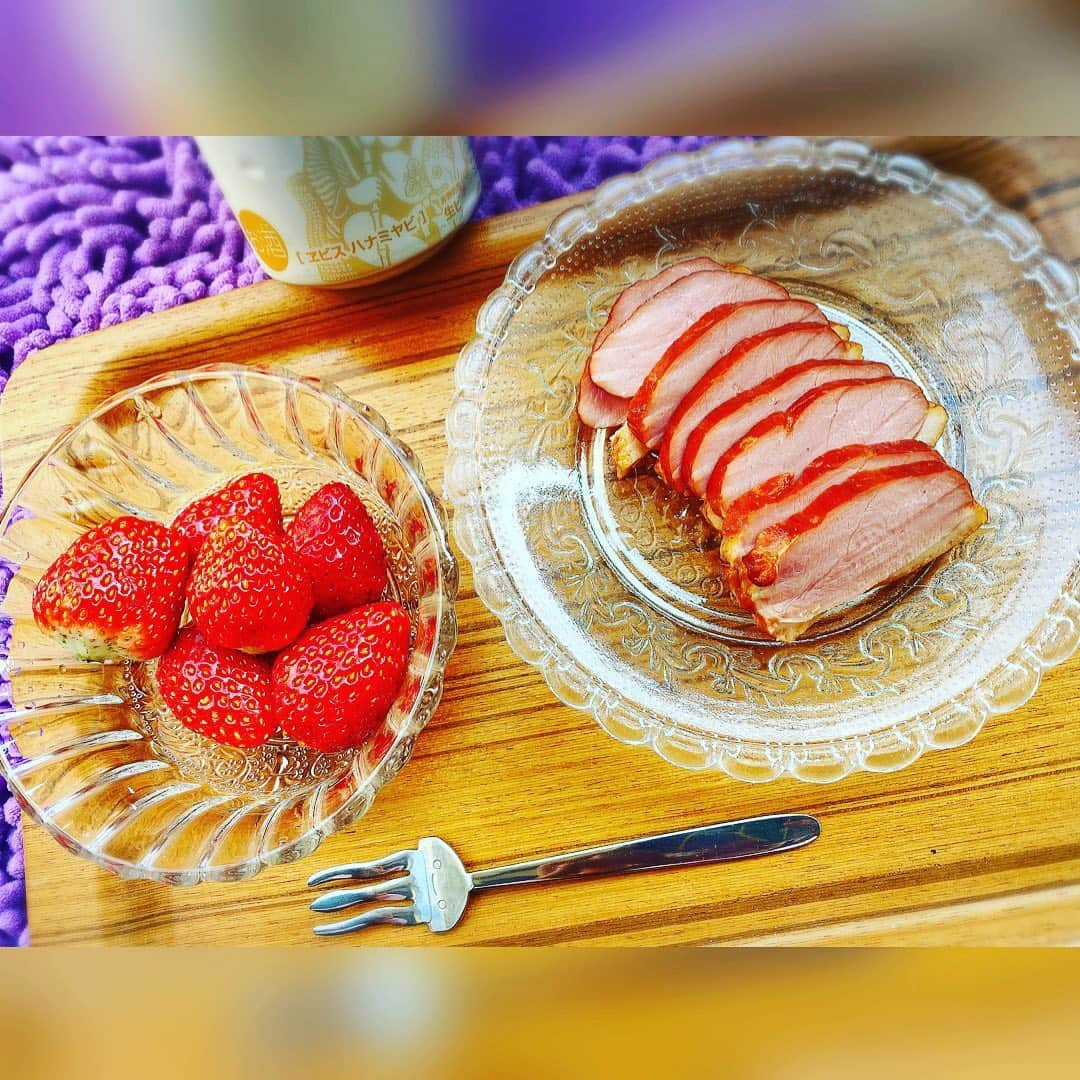 浅川悠さんのインスタグラム写真 - (浅川悠Instagram)「Another round🍺, duck roast and 🍓 #onthebalcony #beerstagram #yebisubeer」5月29日 16時55分 - yuu_asakawa_insta