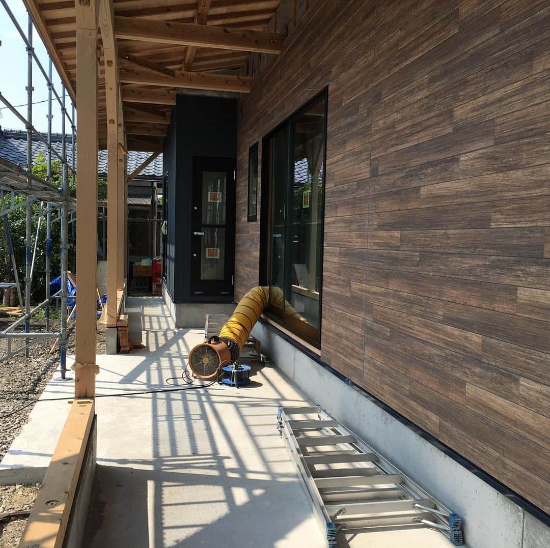 日大建築のインスタグラム：「アクアフォームウレタン吹付、外壁工事施行中👷‍♂️ #日大建築#カリフォルニアスタイル #サーファーズハウス新築#注文住宅#宮崎市#モダン#オシャレ#ビーチ#海#surf #ハワイ#アメリカン#大工#建築#設計#ウッドスタイル#中古住宅#リフォーム#リノベーション#カバードポーチ#ウッドデッキ#ヘリンボーン#マイホーム」