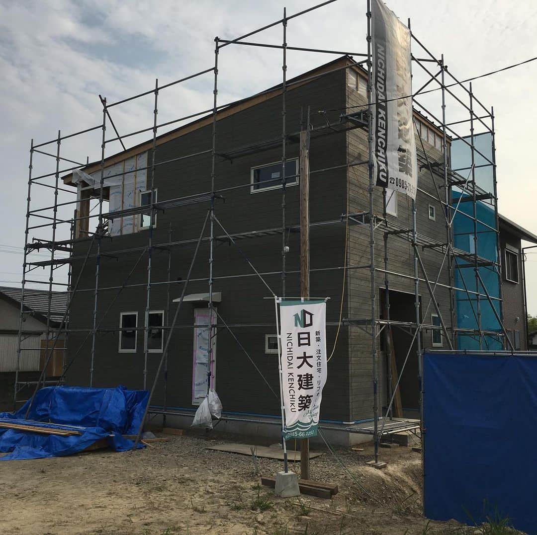 日大建築のインスタグラム：「新築現場、外壁工事施行中👷‍♀️ #日大建築#カリフォルニアスタイル #サーファーズハウス新築#注文住宅#宮崎市#モダン#オシャレ#ビーチ#海#surf #ハワイ#アメリカン#大工#建築#設計#ウッドスタイル#中古住宅#リフォーム#リノベーション#カバードポーチ#ウッドデッキ#ヘリンボーン#マイホーム」