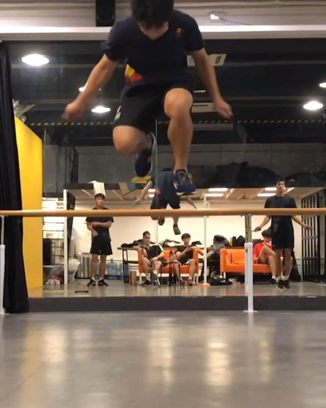 レッドブルのインスタグラム：「hands up who needs this slowed down even further to count the number of mid-air skips ☝️ 🤯🤯🤯 . 🦵🦵: @chutingho #redbull #givesyouwings #training #jumprope #gym #skip #skipping #fitness」