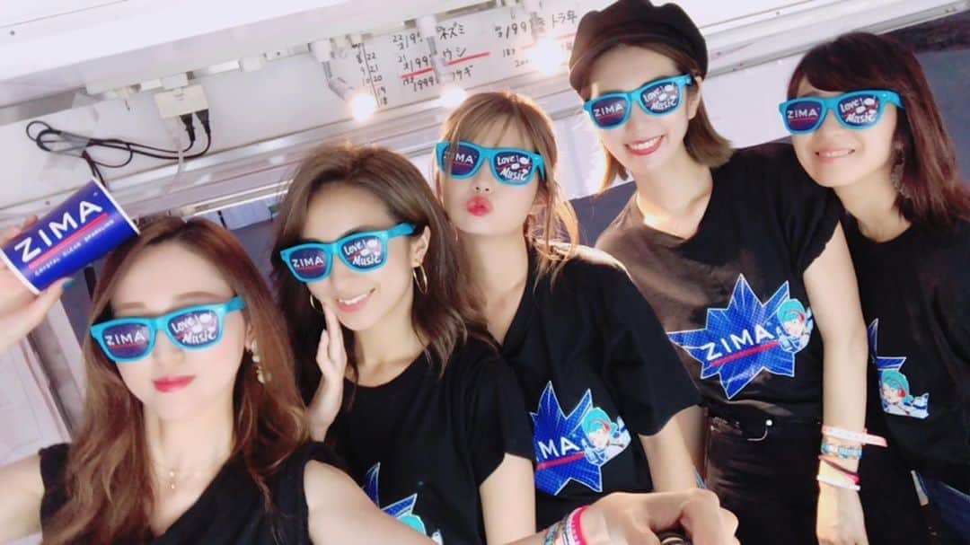 ZIMAのインスタグラム：「”PREVIEW OF ZIMA GIRL”﻿ ﻿ リモートワークを終了して通勤を再開したという方もいらっしゃるでしょうか？﻿ この時期は意外と紫外線が強いですよね。﻿ なんと目👀から入った紫外線からも肌が日焼けするのだとか😱﻿ サングラスで対策するのも有効だそうですよ😎﻿ 帰宅したらおうちZIMAで疲れを癒やしてくださいね♪﻿ ﻿ ENJOY🙌ZIMAatHOME🍸﻿ ﻿ #ジーマ #ZIMA #お酒 #お酒好き #紫外線対策 #sunny #晴天 #晴れ #緊急事態宣言 #緊急事態宣言解除 #お洒落 #お洒落な人と繋がりたい #お洒落になりたい #お洒落女子 #休日の過ごし方 #休日コーデ」