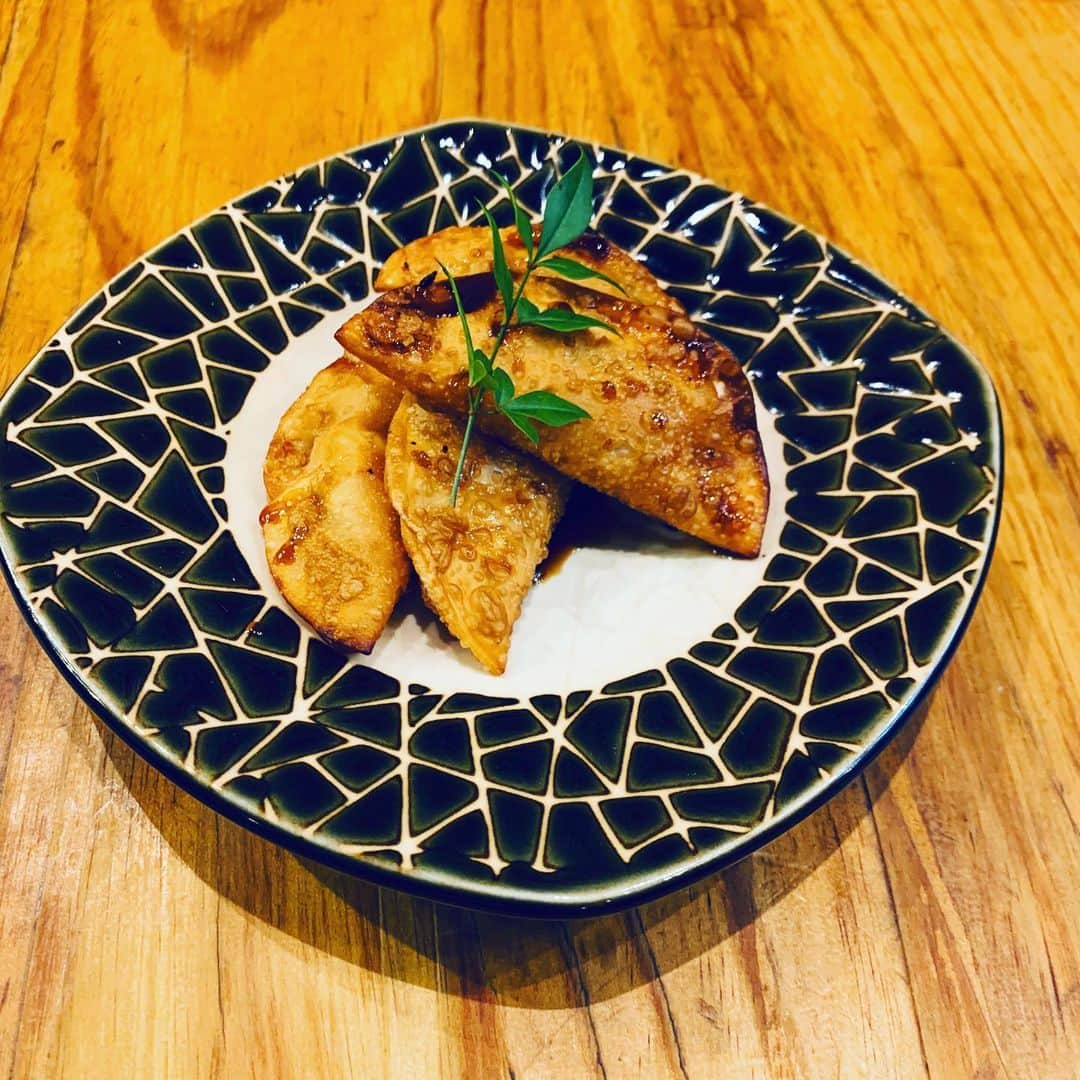 のインスタグラム：「海老バルですがこんな変わり種サクッとジューシー餃子もあります🤤 ビール飲みて〜🍻 本日も元気に営業しますよ🦐 ドリンク全品半額も明後日まで❗️ ｰｰｰｰｰｰｰｰｰｰｰｰｰｰｰｰｰｰｰｰｰｰｰｰｰｰｰｰｰｰｰｰｰｰｰｰｰｰｰｰｰｰ 活海老バル orb ウラなんば店 大阪府大阪市中央区難波千日前2-17 06-6641-8144 営業時間 17:00〜0:00  F.L.23:30 インスタ特典もあります！詳しくはハイライトにて DMでもご予約承っておりますのでお気軽にご連絡ください ｰｰｰｰｰｰｰｰｰｰｰｰｰｰｰｰｰｰｰｰｰｰｰｰｰｰｰｰｰｰｰｰｰｰｰｰｰｰｰｰｰｰ #海老バル #海老バルorb #ミナミグルメ #なんばグルメ #活海老バルorbresort #裏難波 #居酒屋 #飲み屋 #バル #飲み会 #飲み放題 #呑み放題 #食べ飲み #合コン #居酒屋 #海鮮 #魚介 #グルメ #宴会 #お造り #餃子 #ウラなんば #裏なんば #オマール海老 #オマール海老つかみ取り #貸切り #貸切 #ちょい飲み #togouranamba」