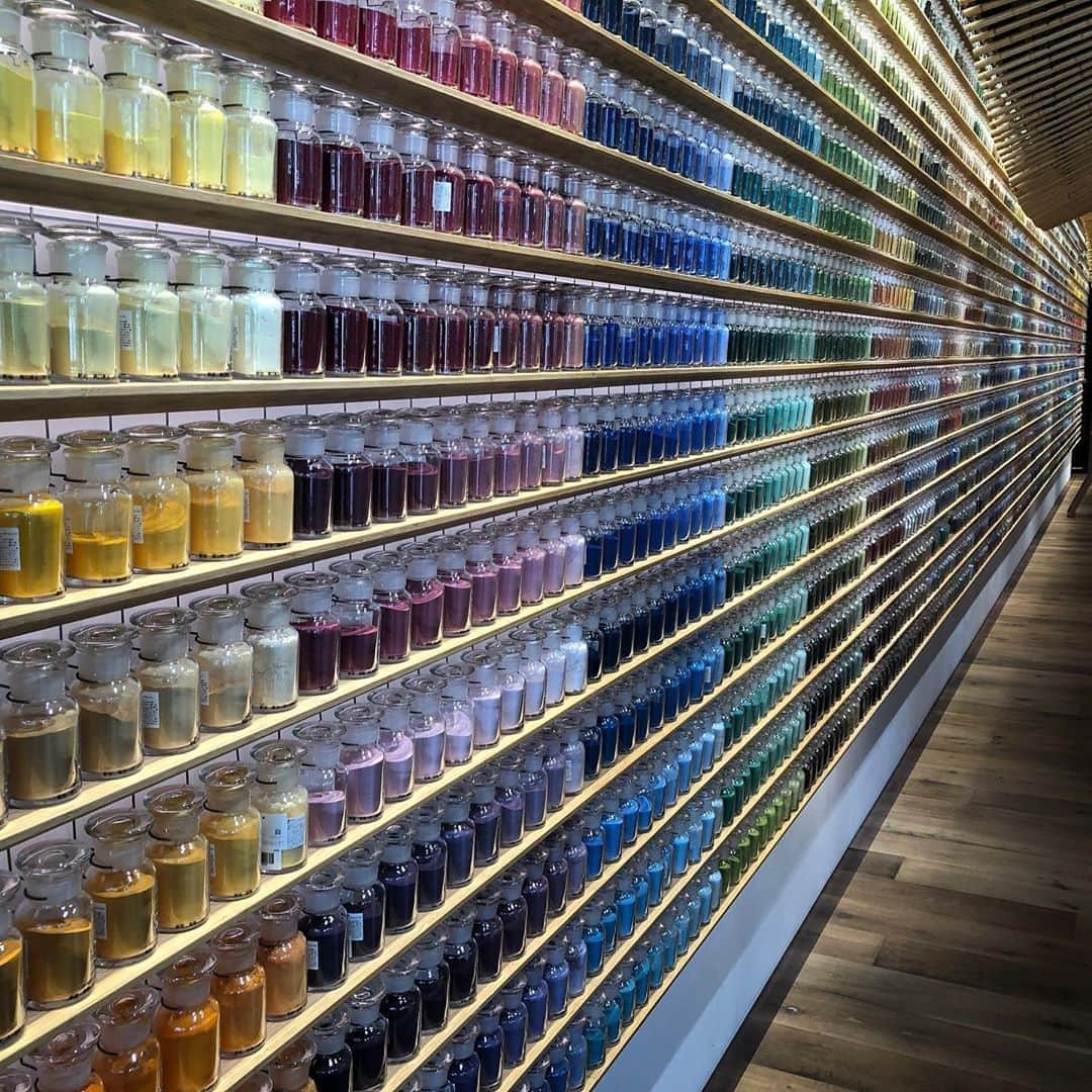 Warehouse TERRADA 寺田倉庫のインスタグラム：「寺田倉庫が運営する画材ラボPIGMENT TOKYOは臨時休業いたしておりましたが、緊急事態宣言の解除を受け、6月2日（火）より営業を再開いたします。 再開にあたっては、お客様と従業員の安心・安全を最優先に、感染拡大防止に取り組んでまいります。  詳しくはこちらから→@pigment_tokyo  #PIGMENT #PIGMENTTOKYO #laboratory #岩絵の具 #顔料 #日本画 #画材 #japanesestylepainting #nihonga #painting #再開 #Reopening #warehouseterrada #寺田倉庫 #TENNOZ #天王洲」