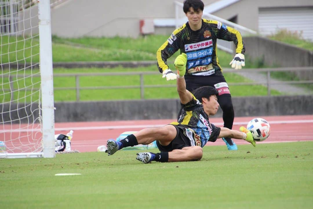 FC琉球さんのインスタグラム写真 - (FC琉球Instagram)「5/29トレーニング 本日はGK陣独占掲載です⚽️🙌 #ダニーカルバハル #積田景介 #田口潤人 #猪瀬康介  #FC琉球　#fcryukyu #FC琉球2020 #沖縄　#OKINAWA #サッカー #soccer #ジンベーニョ #沖縄サッカー #サッカー選手」5月29日 17時09分 - fcryukyu