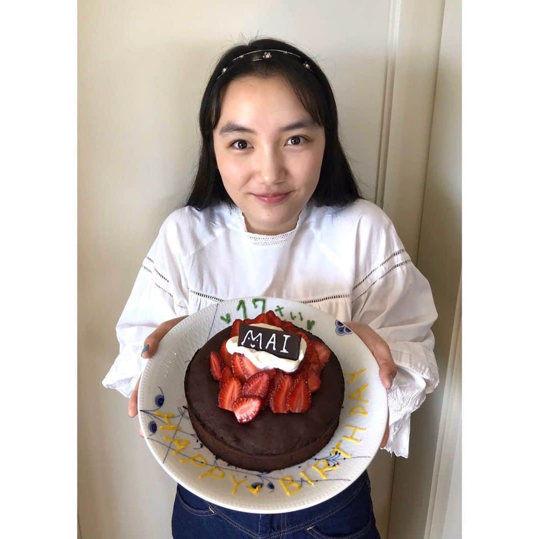 亘理舞さんのインスタグラム写真 - (亘理舞Instagram)「🎂 誕生日にお母さんがチョコレートケーキを手作りしてくれました✨間違えていつもより大きな型で作っちゃったと言っていたのですが、お父さんと妹と私は大喜びでたくさん食べました😋3枚目は誕生日プレゼントを抱いている写真です🎁（部屋着ですみません！） ・ My mom made a chocolate cake for me on my birthday! She told me that she made a bigger cake than usual by mistake, but my father, my sister, and I were very happy so that we could eat a lot. The third one is a picture of me holding my birthday present ^ ^ (please don’t mind about my pjs!) ・ #17歳の誕生日 #バースデーケーキ手作り #誕生日プレゼントもありがとう 😭 #亘理舞」5月29日 17時11分 - mai_watari_official