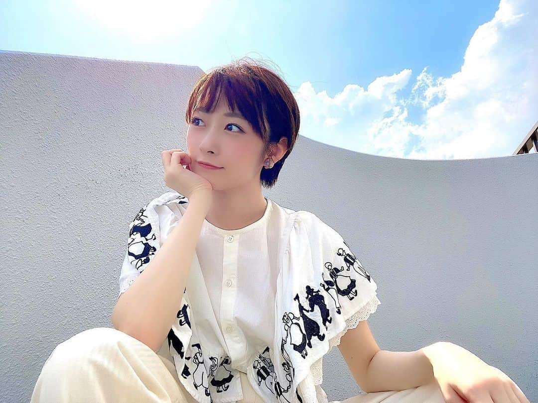 河内美里さんのインスタグラム写真 - (河内美里Instagram)「∗*ﾟ 私は失念しておりました。 . 日本の夏には 「人間の血を吸う」のと引き換えに 「痒み」という 最も地味で陰湿なかたちで 自らの犯行の証拠を残していく 小さな小さな吸血鬼が はびこっている . ということを。 . . #訳 #サンダルで外に出たら #蚊に刺された #しかも土踏まず #今年最初が土踏まずて #やめてほしい #あと写真のトップス #どこのですかってよく聞かれる #merlo のです。 #ちなみに #5月いっぱいで #無期限休店だそうです #悲しい . . . . . .」5月29日 17時16分 - misato_kawauchi