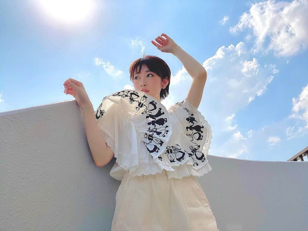 河内美里さんのインスタグラム写真 - (河内美里Instagram)「∗*ﾟ 私は失念しておりました。 . 日本の夏には 「人間の血を吸う」のと引き換えに 「痒み」という 最も地味で陰湿なかたちで 自らの犯行の証拠を残していく 小さな小さな吸血鬼が はびこっている . ということを。 . . #訳 #サンダルで外に出たら #蚊に刺された #しかも土踏まず #今年最初が土踏まずて #やめてほしい #あと写真のトップス #どこのですかってよく聞かれる #merlo のです。 #ちなみに #5月いっぱいで #無期限休店だそうです #悲しい . . . . . .」5月29日 17時16分 - misato_kawauchi