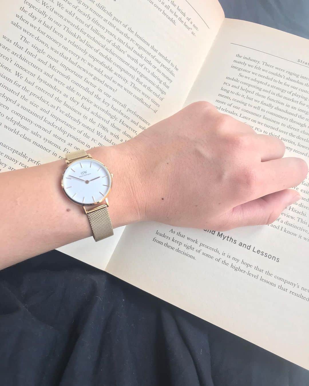 長谷川慧のインスタグラム：「@danielwellington * * * 新作のDWの時計💕 従来のカラーよりも合わせやすく、夏服にぴったり！  期間限定のクーポンコードで15％OFFで購入できます。 この機会にぜひ使ってみてください！ 【15％OFFクーポンコード】 keidw（2020/7/31まで有効、DW公式サイトにて使用可能） #ダニエルウェリントン　#DW新作」