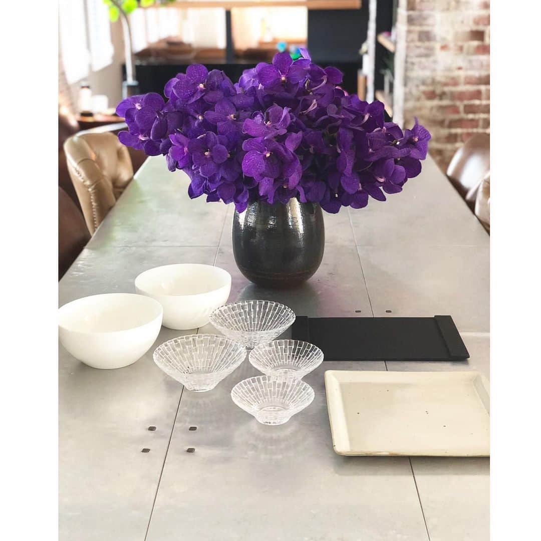 神崎恵さんのインスタグラム写真 - (神崎恵Instagram)「今夜はどのお皿にしようかな。 夏にぴったりなお皿を並べてみる🎐 今日のお仕事ももう少し。 あっという間の金曜日🗓 #器」5月29日 17時22分 - megumi_kanzaki