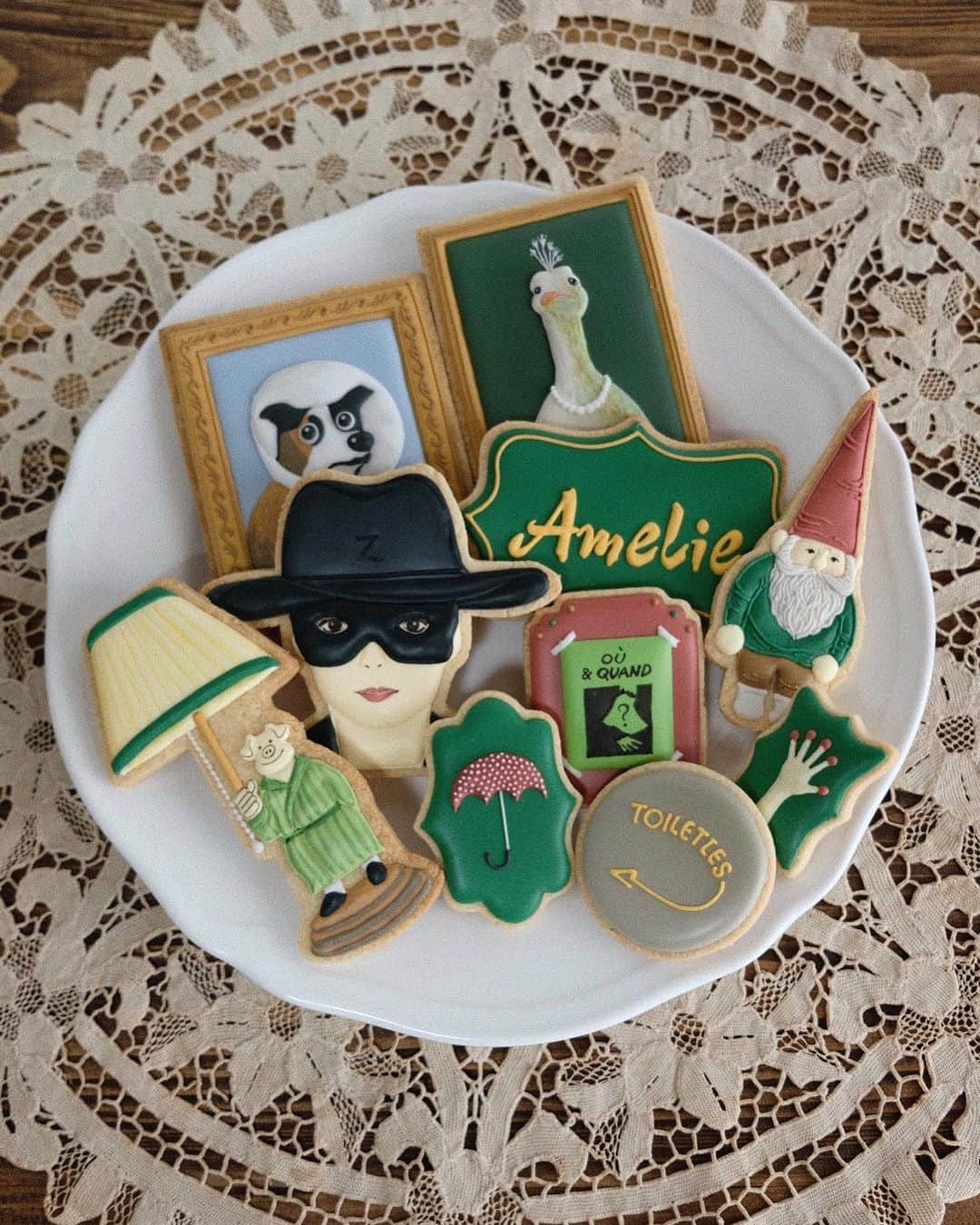 KUNIKAのインスタグラム：「Le Fabuleux Destin d'Amélie Poulain cookies 🎞  アメリをテーマにアイシングクッキーを作りました。 子供の頃に観て、初めて大好きになった洋画です。 アメリが不器用ながらに仕掛けていく、小さなイタズラが生む幸せを見るのが大好き。 恋焦がれたモンマルトルに初めて行けたときは、映画の中の世界に迷い込んだ気になり、心躍りました🥰 その時の写真も一緒に。  #artofkunika」